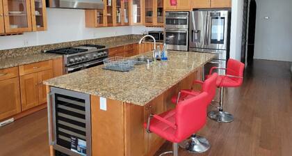 Spacious 7-bedroom house in peaceful Palmdale with AC