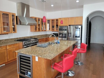 Spacious 7-bedroom house in peaceful Palmdale with AC