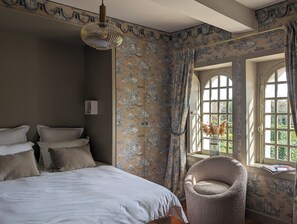 6 bedrooms, desk, iron/ironing board, travel cot - Private Norman Château for 12 - Near Deauville & Paris (Bouquetot)