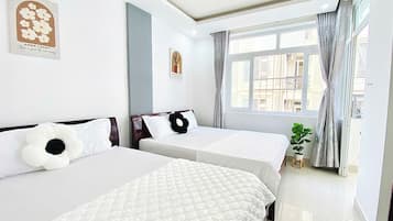 Vierbettzimmer, Balkon | Minibar, individuell eingerichtet, Schreibtisch, Verdunkelungsvorhänge