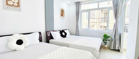 Vierbettzimmer, Balkon | Minibar, individuell eingerichtet, Schreibtisch, VerdunkelungsvorhÀnge