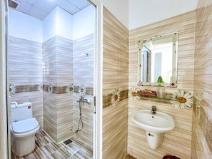 Family Room, Balcony | Bathroom | Shower, rainfall showerhead, designer toiletries, hair dryer - Hà Đan Hotel - Bãi Sau Vũng Tàu (Vũng Tàu)