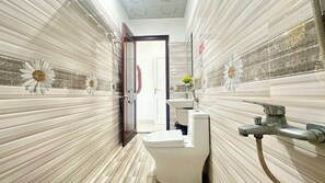 Quadruple Room, Balcony | Bathroom | Shower, rainfall showerhead, designer toiletries, hair dryer - Hà Đan Hotel - Bãi Sau Vũng Tàu (Vũng Tàu)