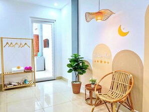 ห้องสแตนดาร์ด | มินิบาร์, ตกแต่งพิเศษโดยเฉพาะ, โต๊ะทำงาน, ผ้าม่านกันแสง