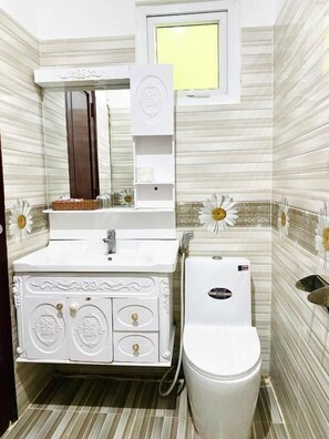 Familiekamer | Badkamer | Een douche, een regendouche, designer toiletartikelen, een haardroger