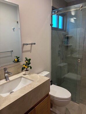 Shower, towels, soap, toilet paper - Elegant 2BR Marina-view condo (Crucecita)