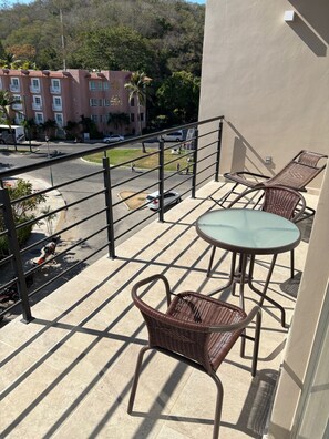 Terrace/patio - Elegant 2BR Marina-view condo (Crucecita)