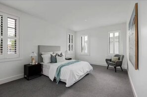 4 bedrooms, iron/ironing board, WiFi, bed sheets