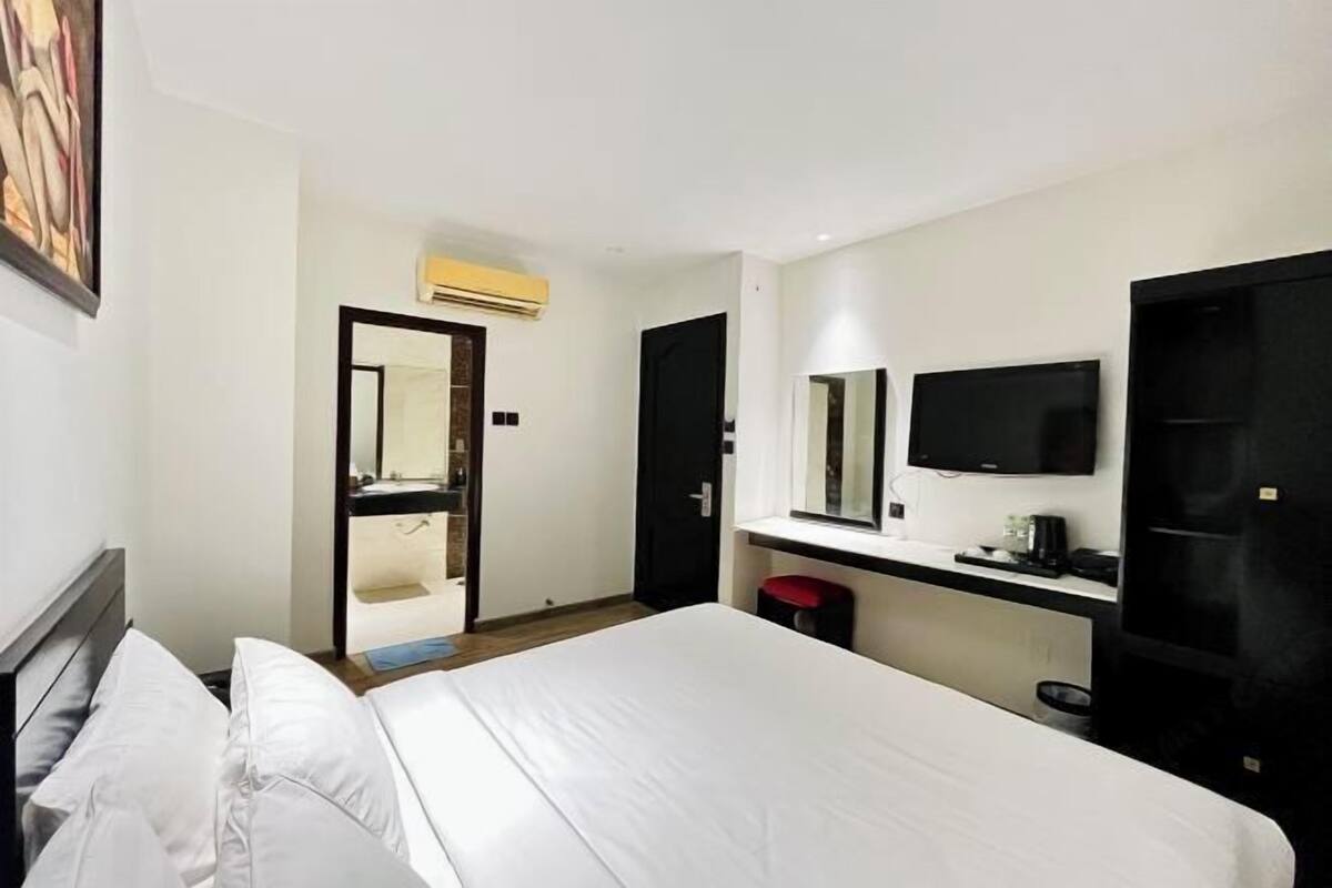 In-room safe, blackout curtains, soundproofing, iron/ironing board