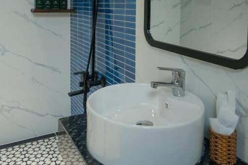 Premier Double Room | Bathroom | Slippers