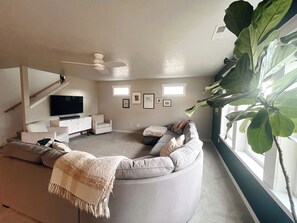 Living area - Spacious 4-bedroom house in Nampa, sleeps 10 (Nampa)