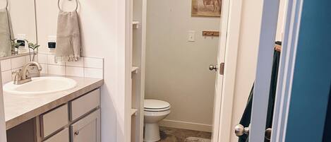 ヘアドライヤー、タオル、石鹸、トイレットペーパー