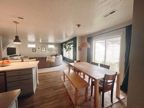 Dining - Spacious 4-bedroom house in Nampa, sleeps 10 (Nampa)