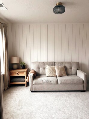 Living area - Spacious 4-bedroom house in Nampa, sleeps 10 (Nampa)