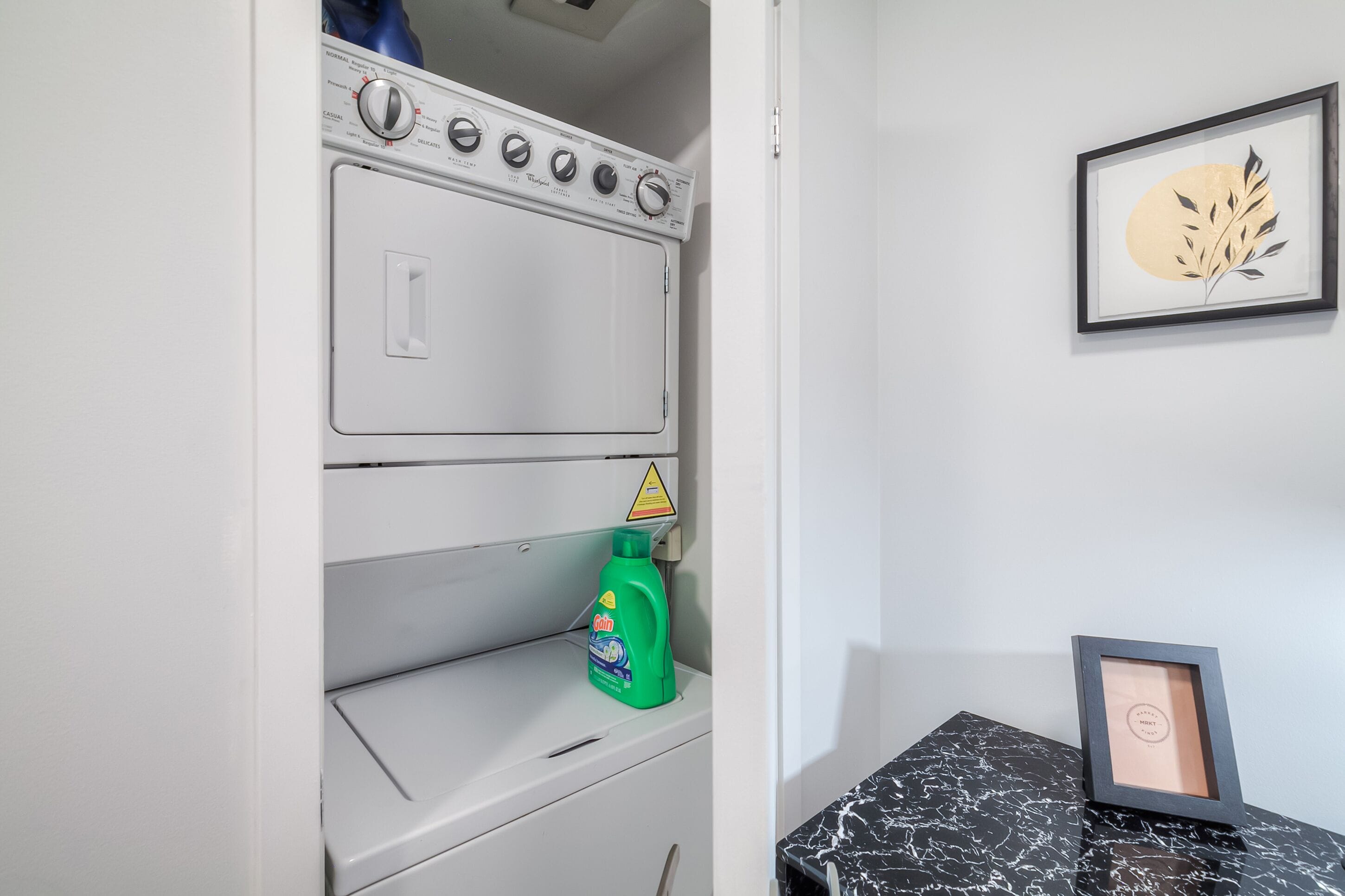 Deluxe Suite, Balcony, City View | Interior