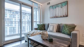 Deluxe Suite, Balcony, City View | Living area