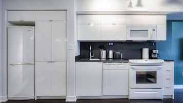 Deluxe Suite, Balcony, City View | Private kitchen | Fridge, microwave, oven, stovetop