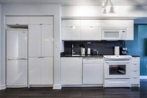 Deluxe Suite, Balcony, City View | Private kitchen | Fridge, microwave, oven, stovetop - Prime Downtown Residence (Toronto)