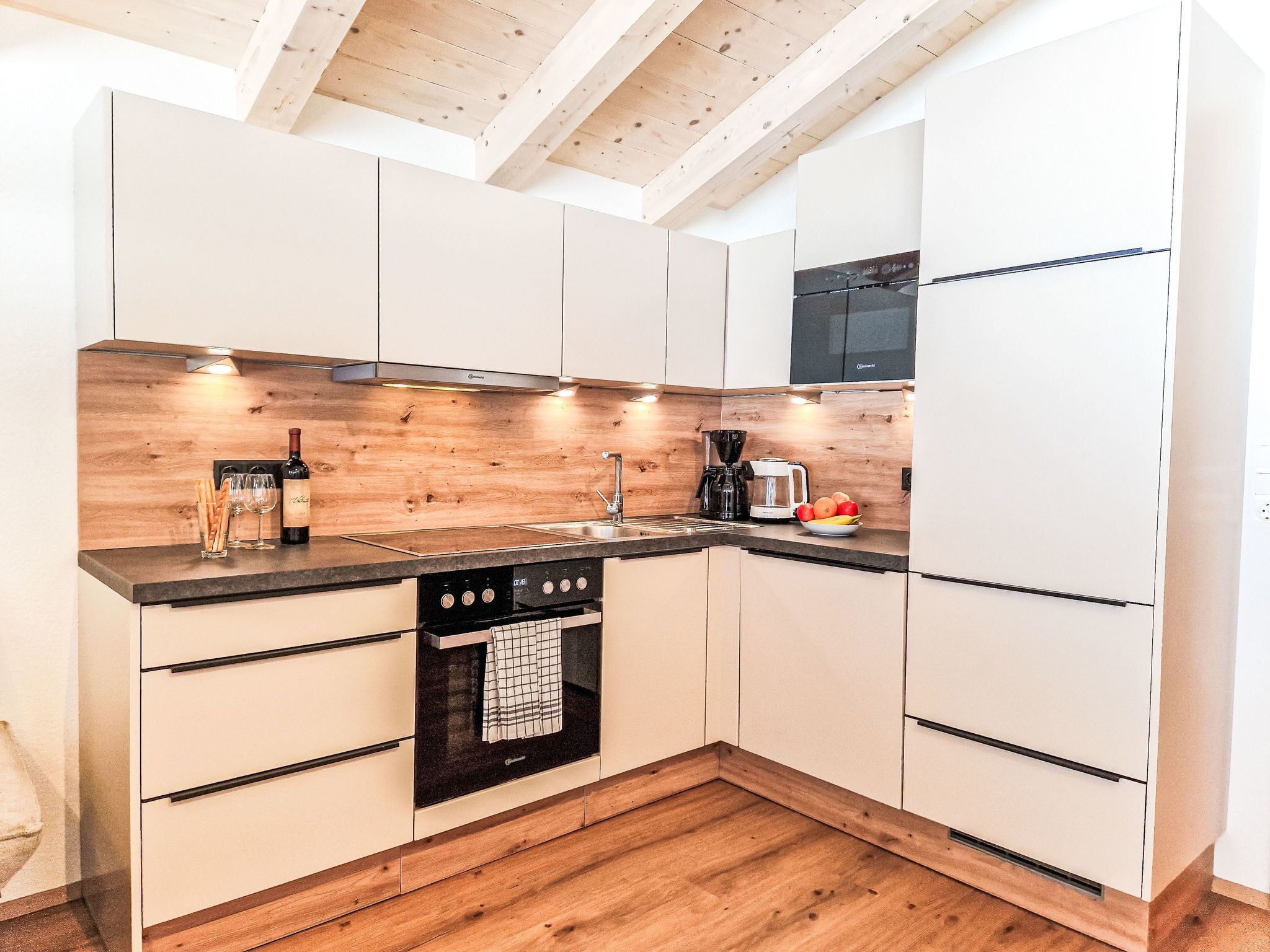 Kühlschrank, Mikrowelle, Ofen, Kochgeschirr/Geschirr/Besteck