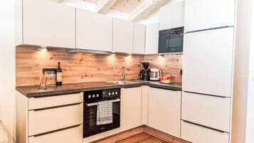 Kühlschrank, Mikrowelle, Ofen, Kochgeschirr/Geschirr/Besteck