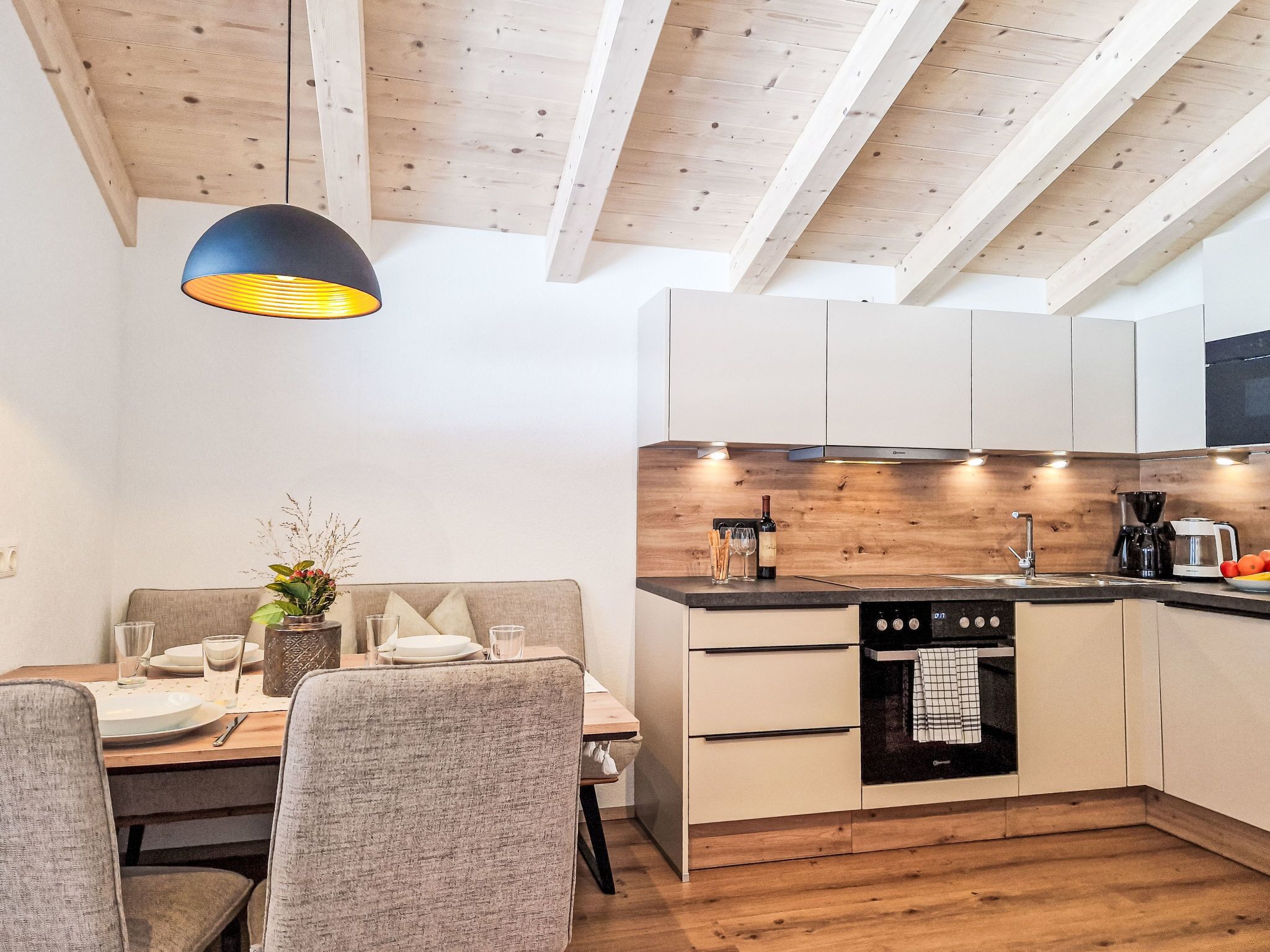 Kühlschrank, Mikrowelle, Ofen, Kochgeschirr/Geschirr/Besteck