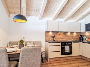 Kühlschrank, Mikrowelle, Ofen, Kochgeschirr/Geschirr/Besteck