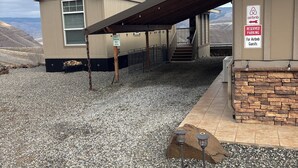 Un espace de stationnement réservé aux visiteurs, avec un panneau indiquant qu’il est destiné aux clients d’Airbnb.
