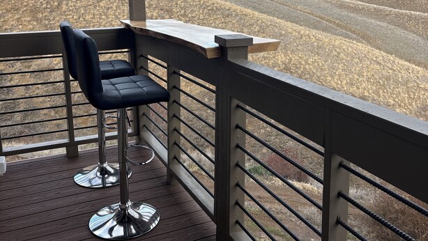 Un balcon donnant sur un paysage montagneux.