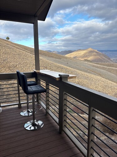 Salmon River Cottage Lookout is a cozy escape with fabulous views of the river.