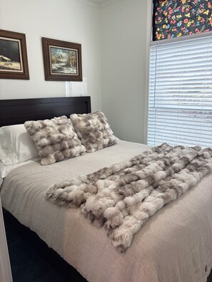 1 bedroom, desk, free WiFi, bed sheets