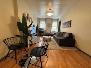 Living area - 1BR Near Times Square & Hudson Yards with Washer & Dryer (New York)