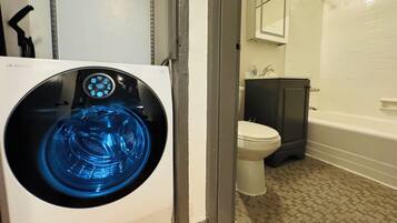 Hiustenkuivaaja, pyyhkeet, saippua, vessapaperi