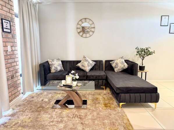 Living area - Jazlyn KJG’s CBD Aircon & Balcony & 51 on Lazarett (Windhoek)