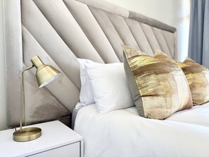 2 bedrooms, iron/ironing board, WiFi, bed sheets - Jazlyn KJG’s CBD Aircon & Balcony & 51 on Lazarett (Windhoek)