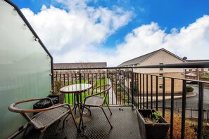 Outdoor dining - Spacious 2BDR Flat Near Portmarnock Beach (Dublin)
