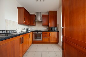 Private kitchen - Spacious 2BDR Flat Near Portmarnock Beach (Dublin)