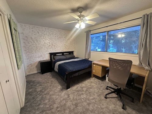 Cozy West Edmonton Home Near Jasper park & Shops