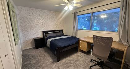Cozy West Edmonton Home Near Jasper park & Shops