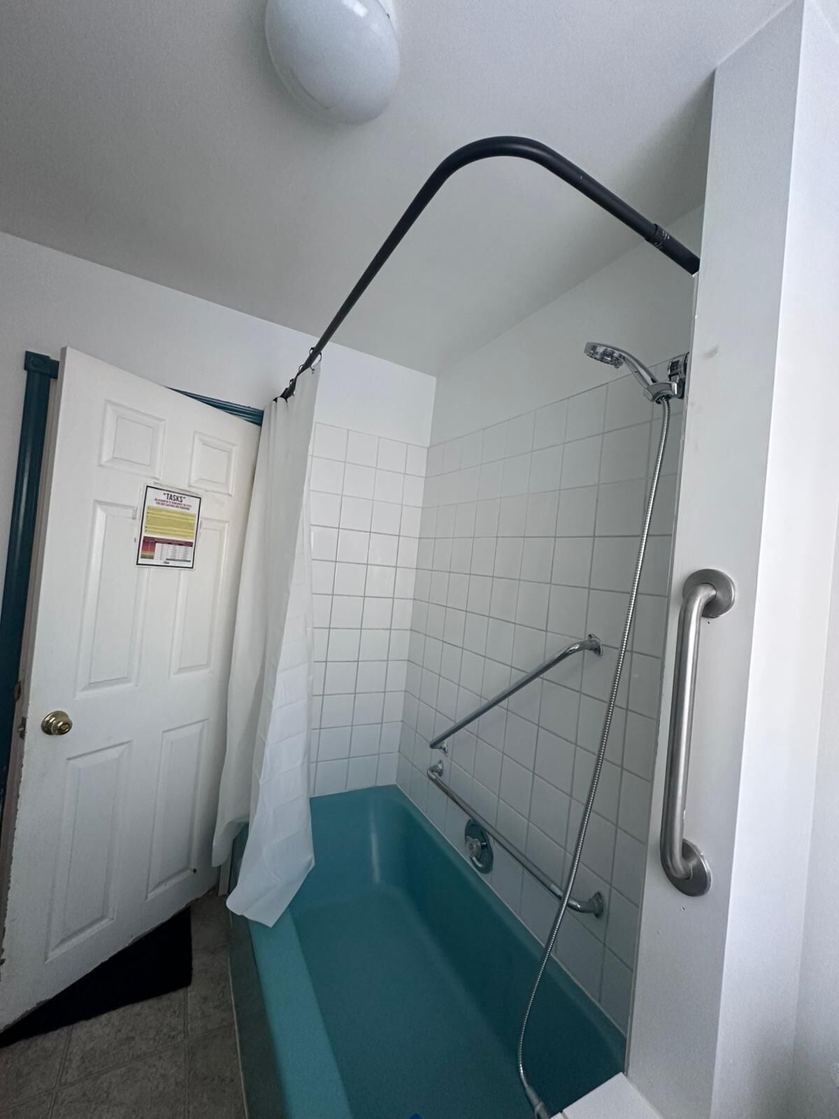 Bidet, serviettes fournies, savon, papier toilette