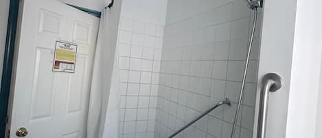 Een bidet, handdoeken, zeep, toiletpapier