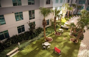 Terrace/patio - Luxurious 1-bedroom apartment in Downtown Orlando with Pool and Gym access (Orlando)