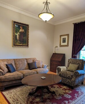 Living area - Lough Swilly - Mount Victoria Terrace House (Mount Victoria)