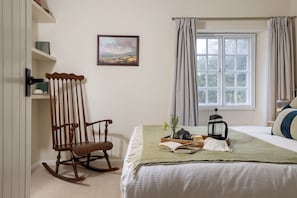 2 bedrooms, desk, iron/ironing board, travel cot - Beautifully presented dog friendly  - Royal Oak Cottage (Chipping Campden)