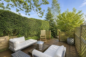 Terrace/patio - Beautifully presented dog friendly  - Royal Oak Cottage (Chipping Campden)