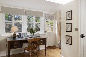 Interior - Beautifully presented dog friendly  - Royal Oak Cottage (Chipping Campden)