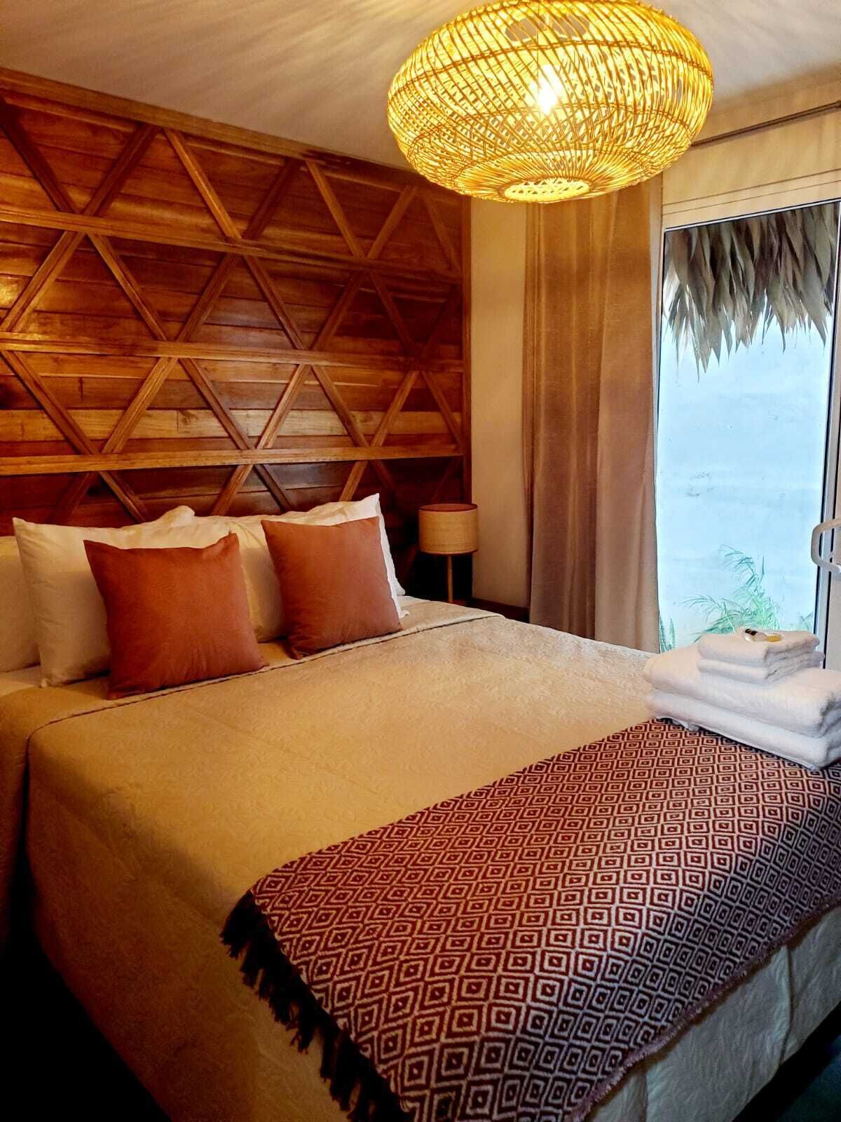 Caja de seguridad en la habitación y tabla de planchar con plancha 