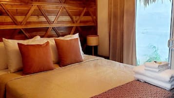 Caja de seguridad en la habitación y tabla de planchar con plancha