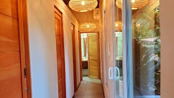 Dobbeltrom for 1 person – deluxe, terrasse, hageutsikt | Innvendig