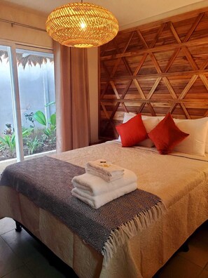 Deluxe tweepersoonskamer, terras, uitzicht op tuin | Een kluis op de kamer, een strijkplank/strijkijzer, gratis wifi