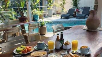 Petit déjeuner complet compris tous les jours